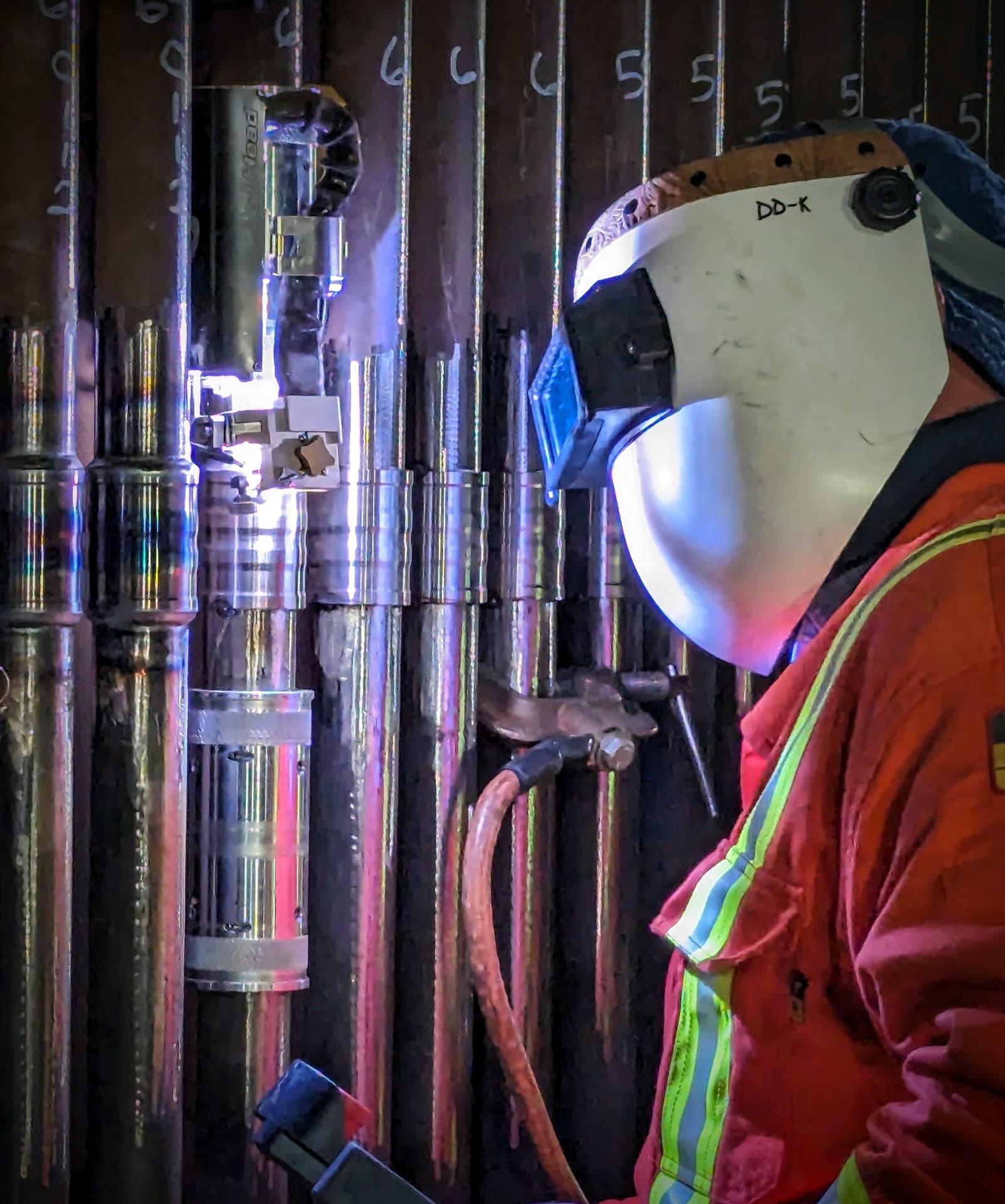Orbital welding head mounted on a TTT connection during field installation